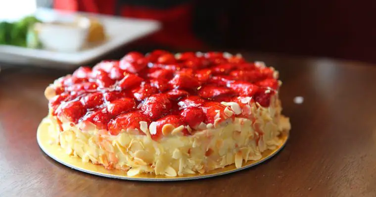 Easy No Bake Strawberry Vegan Cheesecake Recipe